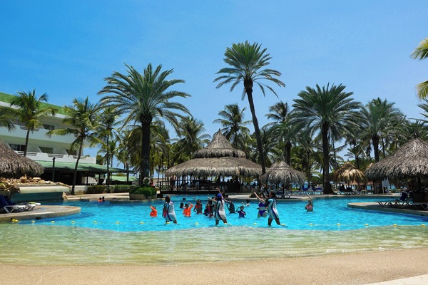 3 albercas al aire libre y camas balinesas gratuitas