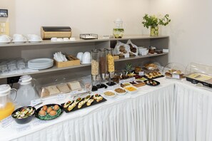 Daily continental breakfast for a fee - Athina Beach Hotel (Chania)