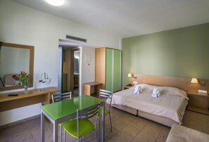 Standard Studio with Garden View | Safe på rommet, skrivebord, blendingsgardiner og wi-fi (inkludert)