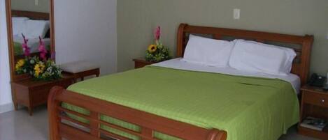 Minibar, värdeförvaringsskåp på rummet, skrivbord och gratis barnsängar