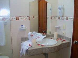 Chambre Double pour 1 personne | Salle de bain | Douche, articles de toilette gratuits, sĂšche-cheveux