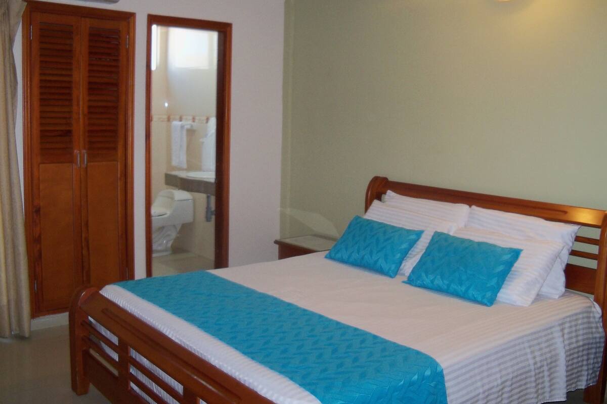 Habitación con 1 cama doble o 2 individuales | Minibar, caja fuerte, escritorio y cunas gratuitas