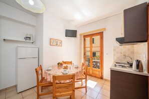 Appartement Standard | Cuisine privée | Réfrigérateur, plaque de cuisson, cafetière/bouilloire
