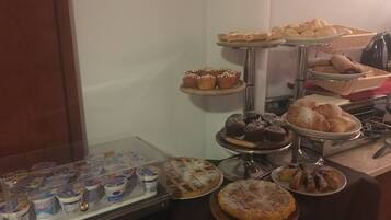 Petit déjeuner buffet (10 EUR par personne)