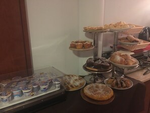 Desayuno buffet (EUR 10 por persona) 