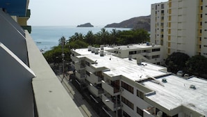 A multi-story building with a flat roof, surrounded by greenery and a view of the sea. - Hotel Betoma (Santa Marta)