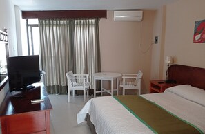 Doppelzimmer, eingeschränkter Meerblick | Schallisolierte Zimmer, Bügeleisen/Bügelbrett, kostenloses WLAN