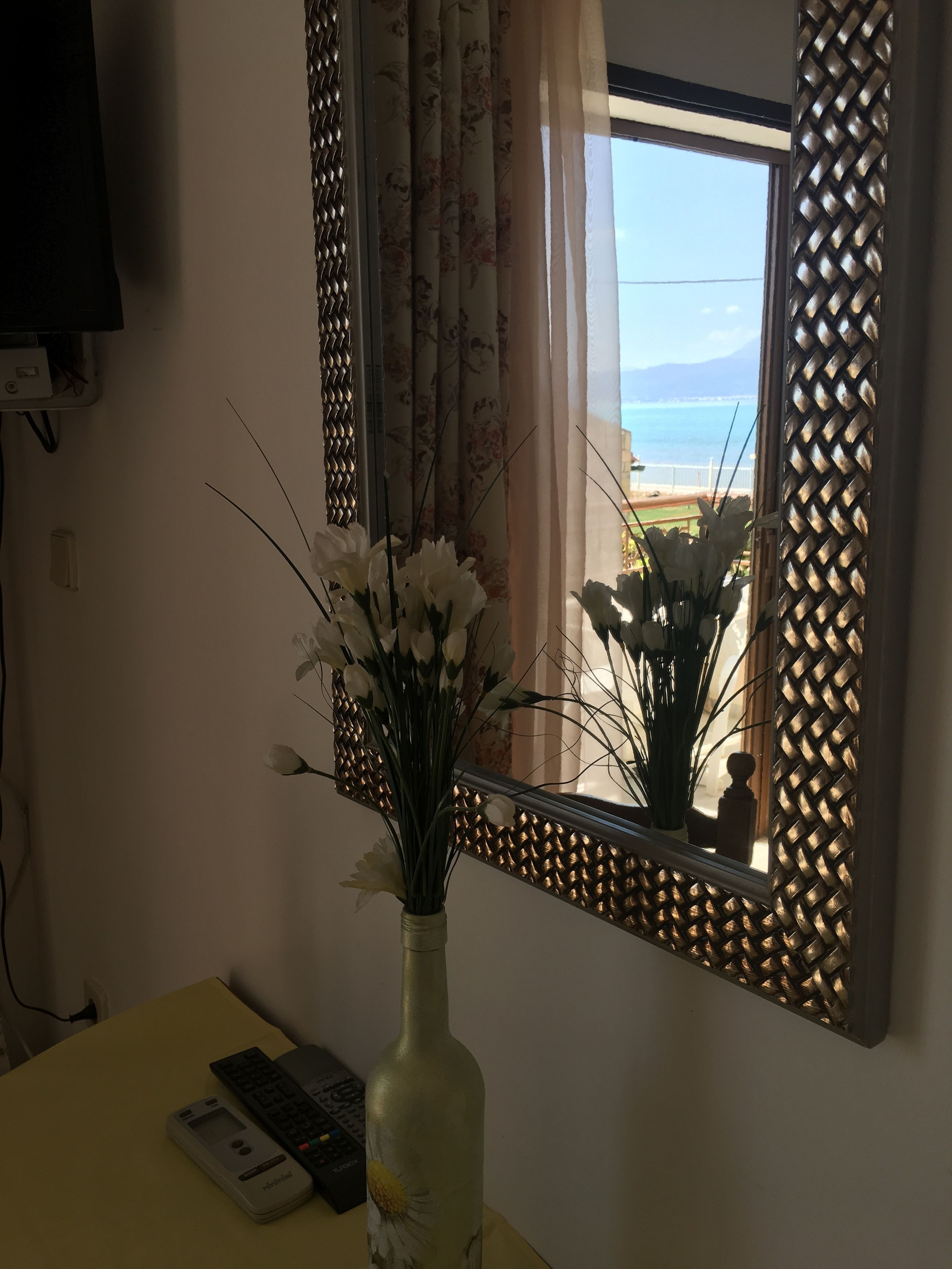 Studio, vue partielle sur la mer | Coffres-forts dans les chambres, bureau, fer et planche à repasser