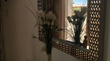 Studio, vue partielle sur la mer | Coffres-forts dans les chambres, bureau, fer et planche Ă repasser