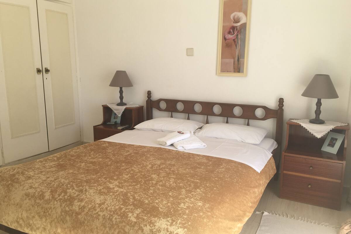 In-room safe, desk, iron/ironing board (on request), WiFi (free)