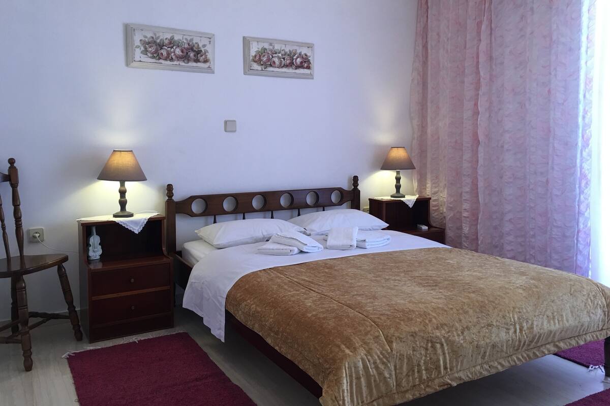 Executive Apartment, Sea View | In-room safe, desk, iron/ironing board (on request), WiFi (free)