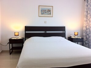 Caja de seguridad en la habitación y escritorio 