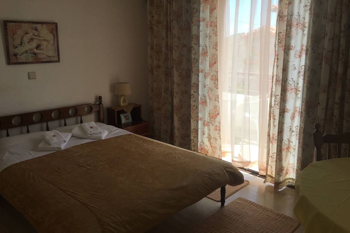 Studio, Partial Sea View | In-room safe, desk, iron/ironing board (on request), WiFi (free)