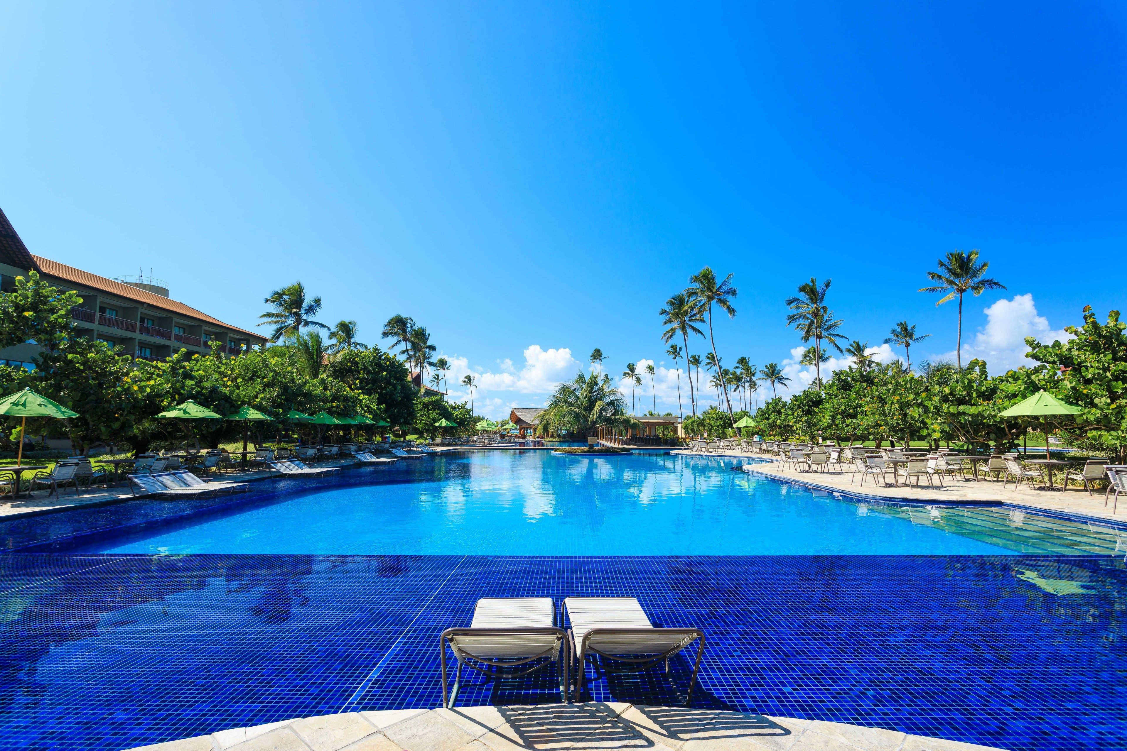 Piscine couverte, 6 piscines extérieures, parasols de plage