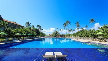 Sisäuima-allas, 6 ulkouima-allasta, aurinkovarjoja, aurinkotuoleja