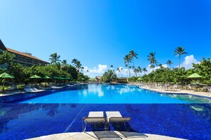 Innendørsbasseng,6 utendørsbassenger, bassengparasoller og solsenger