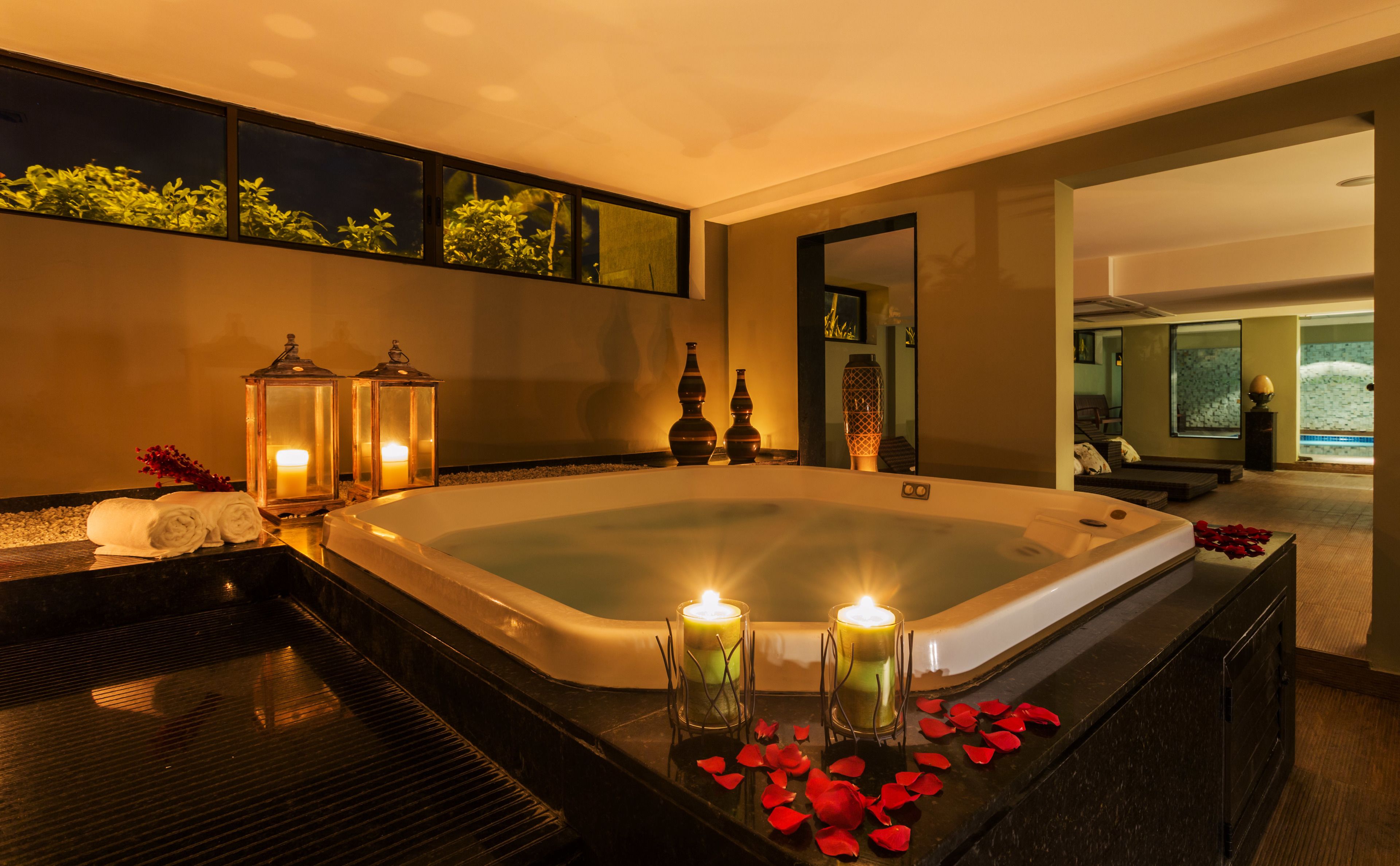 couples treatment room(s), hot tub, steam room, reflexology, massages