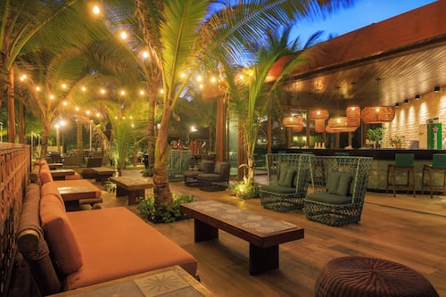 2 bares, bar junto a la piscina y bar en la playa