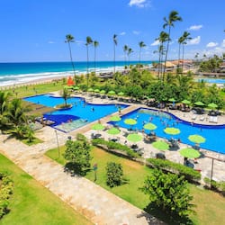 Una piscina techada, 6 piscinas al aire libre, sombrillas
