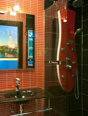 Executive Triple Room | Bathroom - JC Rooms Santa Ana (Madrid)