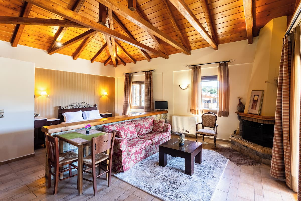 Traditional Studio Suite, Pool View | Draps en coton égyptien, literie de qualité supérieure