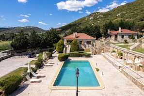 Piscine extérieure, parasols de plage, chaises longues