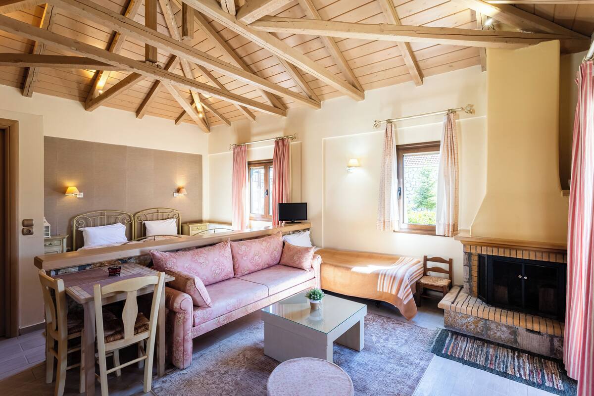 Romantic Studio, Valley View | 起居區 | 電視、壁爐