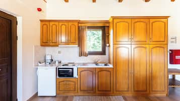 Traditional Studio Suite, Pool View | Cocina privada | Refrigerador, parrilla de estufa, horno tostador y utensilios de cocina