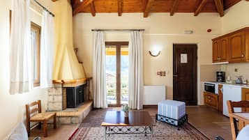 Economy Studio, Garden View | Area soggiorno | TV, caminetto
