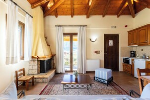 Economy Studio, Garden View | Wohnbereich | Fernseher, Kamin