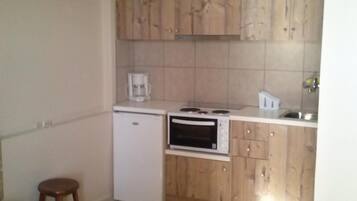 Studio | Private kitchenette | Oven, stovetop, coffee/tea maker, cookware/dishes/utensils