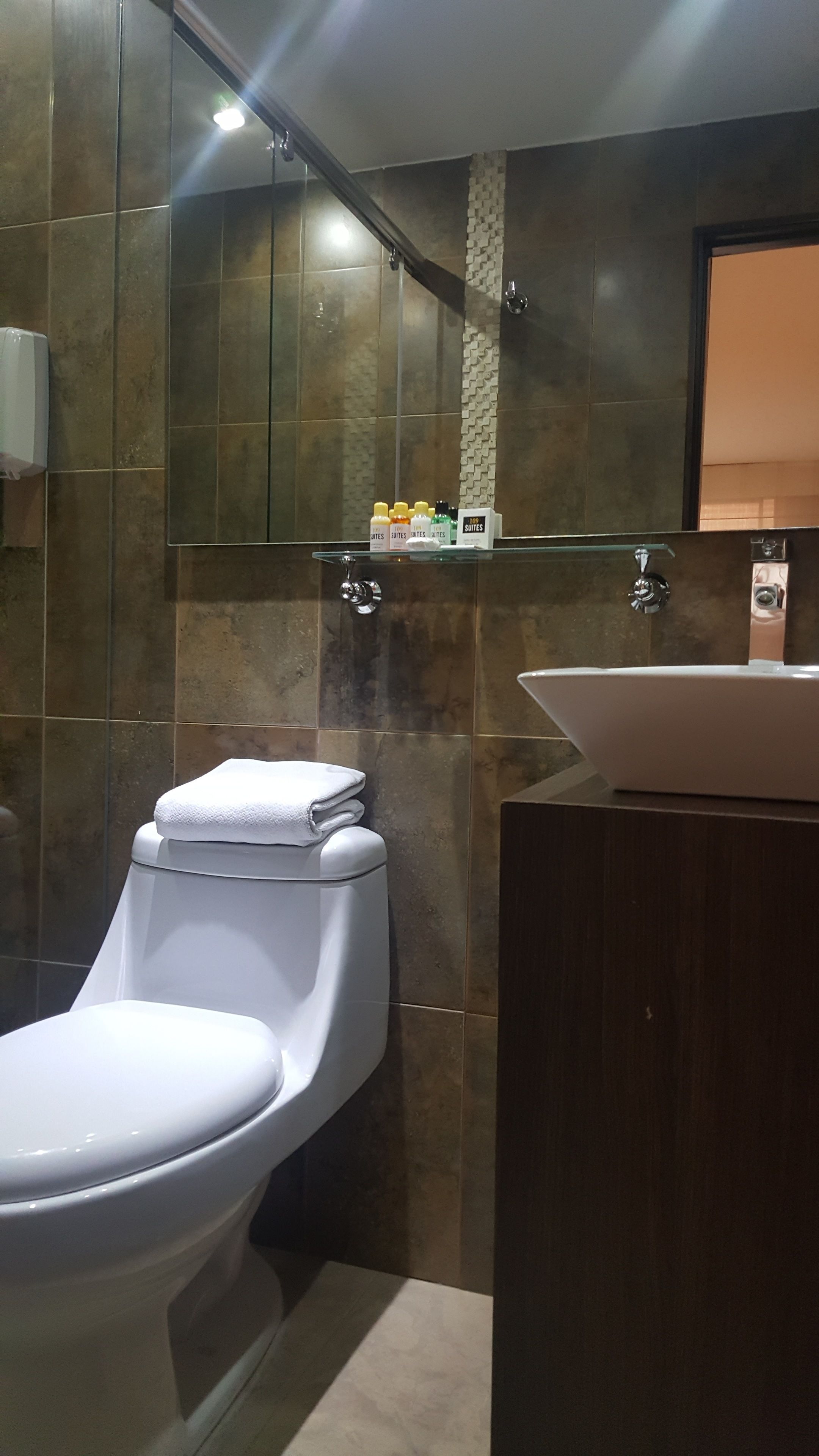 deluxe apartment, 3 bedrooms | bathroom | hair dryer, towels