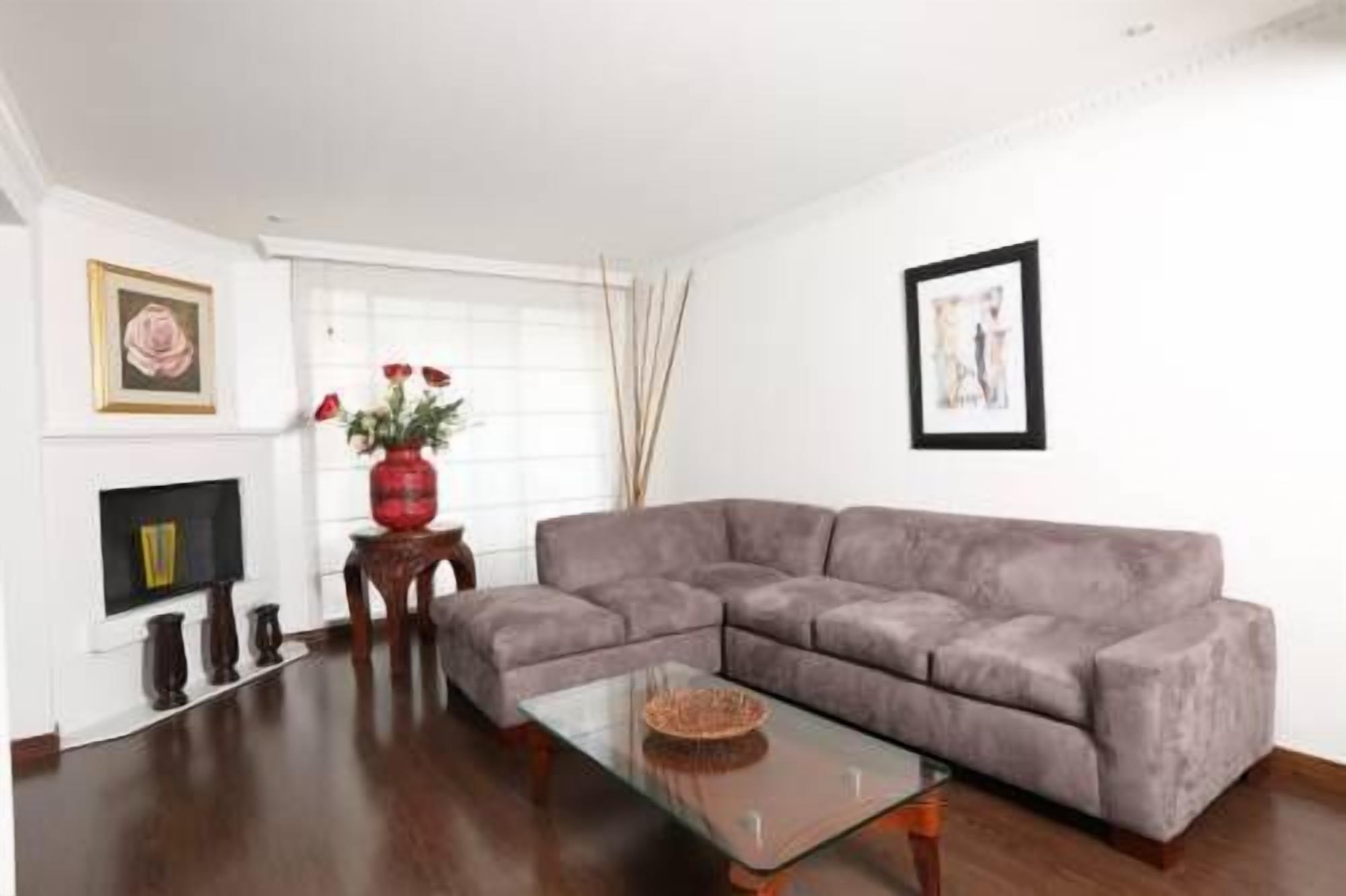 deluxe apartment, 3 bedrooms | living room | flat-screen tv