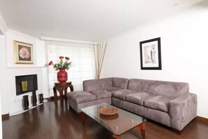 デラックス アパートメント 3 ベッドルーム | リビングルーム | 薄型テレビ