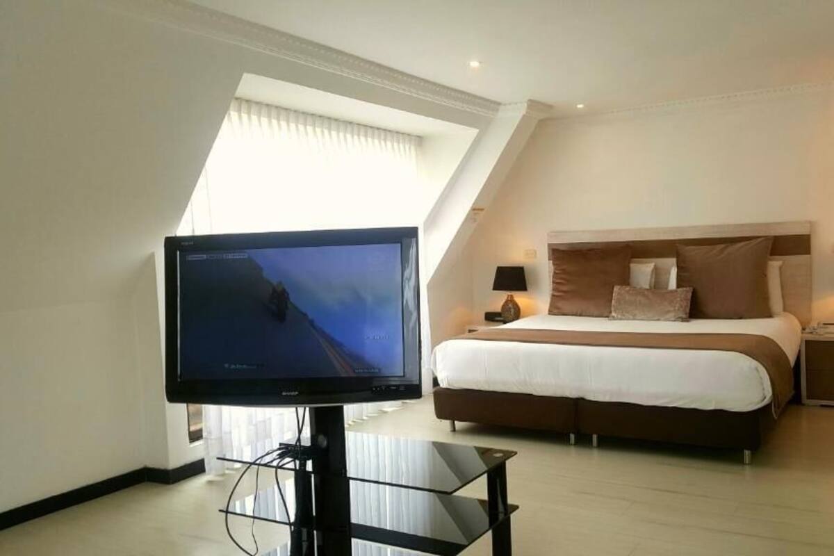 Phòng Suite Deluxe | Bộ đồ giường cao cấp, minibar, két bảo mật tại phòng 