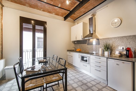 Private kitchen | Fridge, microwave, stovetop, dishwasher