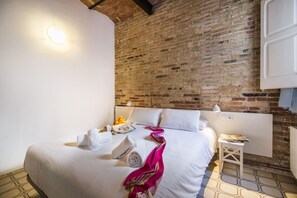 Donsdekens, een kluis op de kamer, een strijkplank/strijkijzer