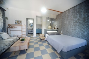 Suite estudio junior, 1 habitación, vista al mar | Caja de seguridad en la habitación y tabla de planchar con plancha 