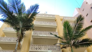Exterior - X2 by Smallville (Beirut)