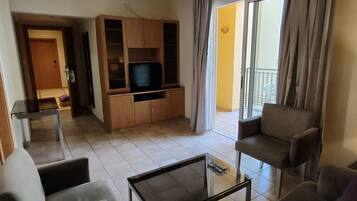 One Bedroom Suite | Nệm có lớp đệm bông, két bảo mật tại phòng, bàn