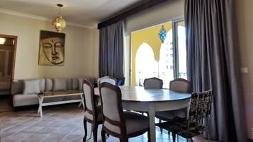 One Bedroom Suite | Area keluarga | TV