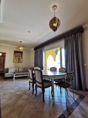 One Bedroom Suite | Aire de séjour | Téléviseur