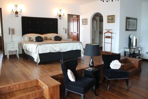 Suíte executiva, 1 cama King (Master) | Wi-Fi de cortesia, roupa de cama