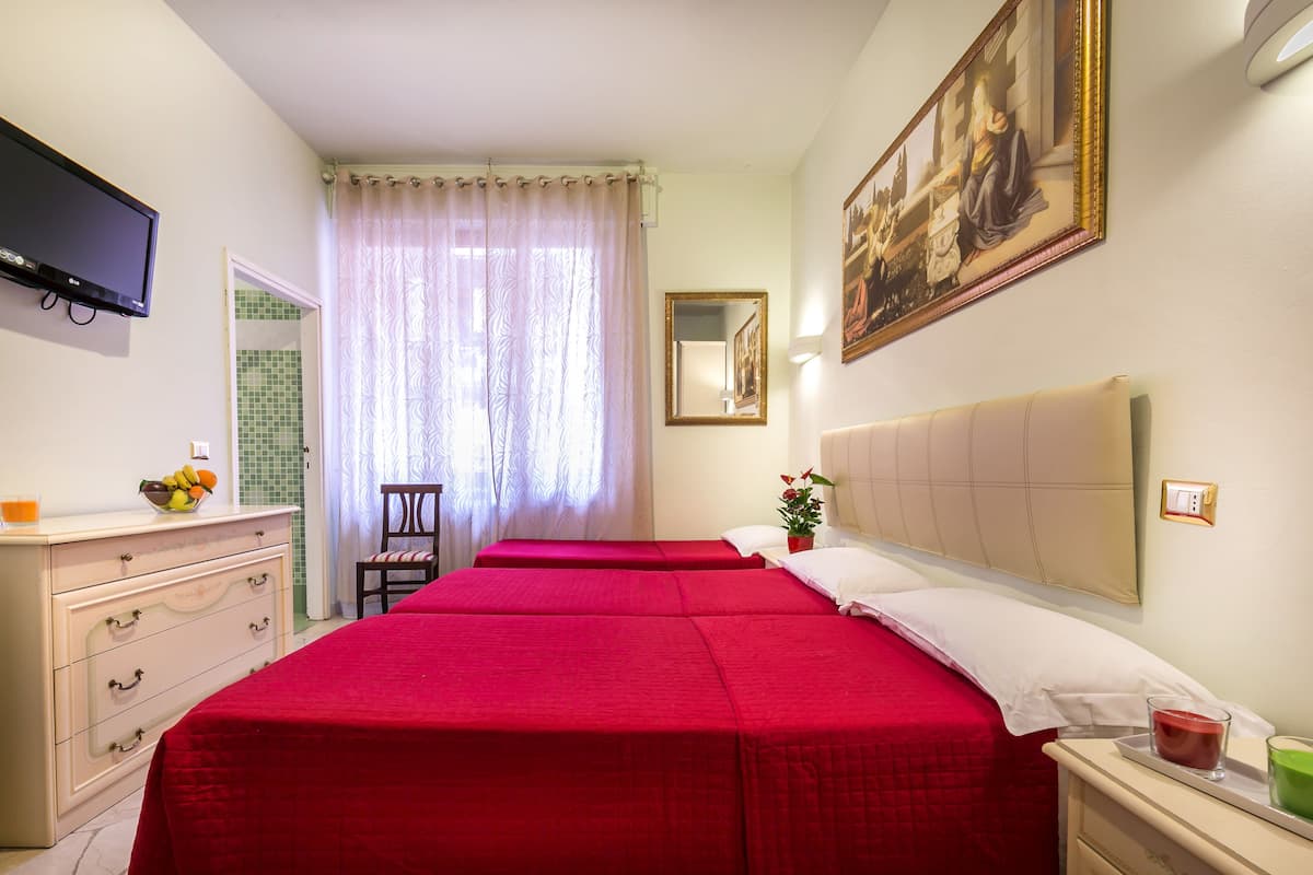 Chambre Triple, non-fumeurs | Coffres-forts dans les chambres, bureau, Wi-Fi gratuit, draps fournis