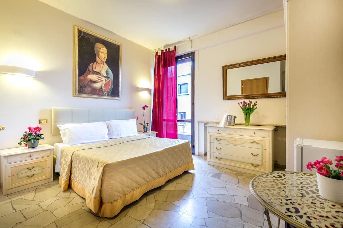 Chambre Double ou avec lits jumeaux, non-fumeurs | Coffres-forts dans les chambres, bureau, Wi-Fi gratuit, draps fournis