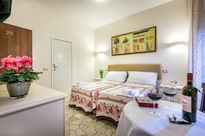 Habitación con 1 cama doble o 2 individuales, no fumadores | Caja fuerte, escritorio, wifi gratis y ropa de cama