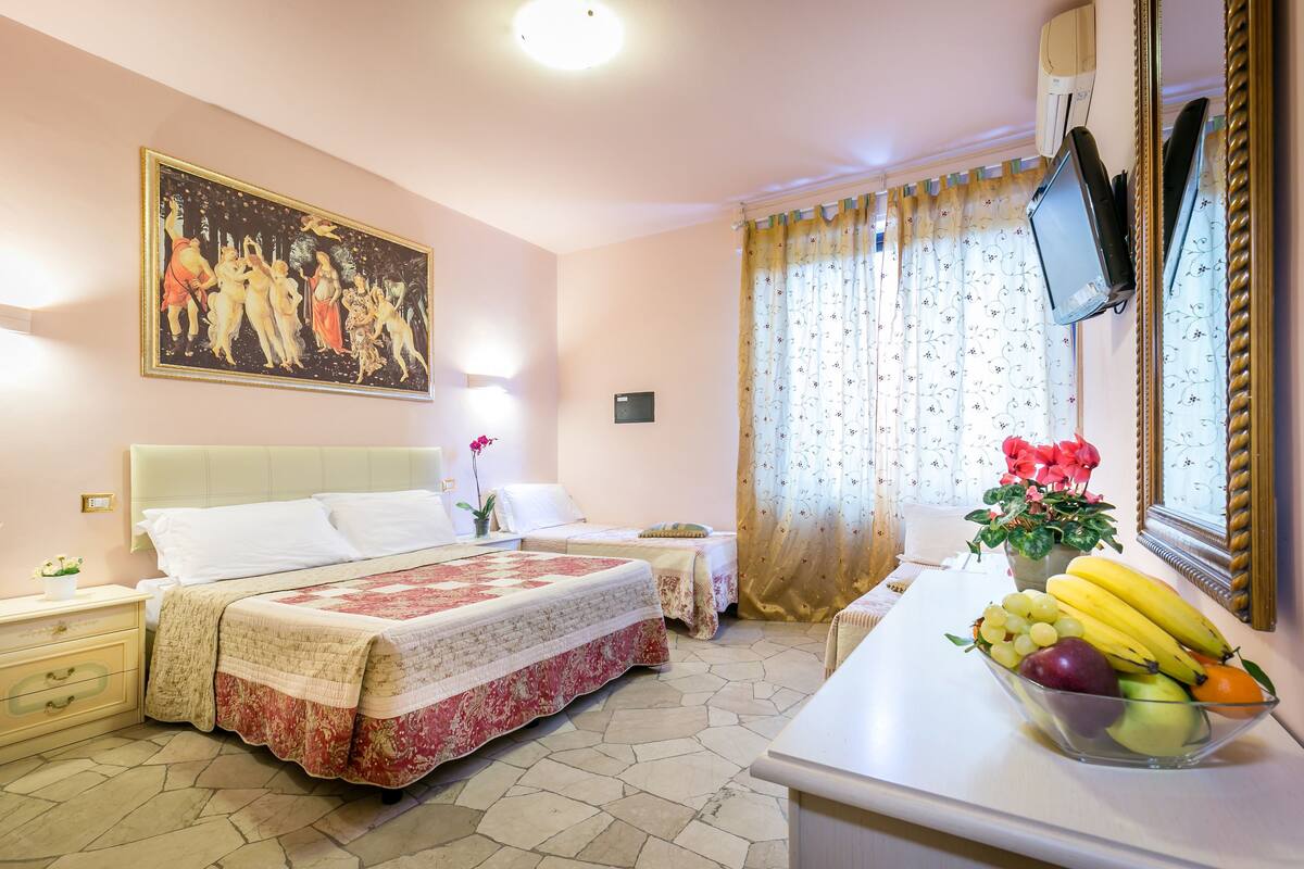 Chambre Familiale, non-fumeurs | Coffres-forts dans les chambres, bureau, Wi-Fi gratuit, draps fournis