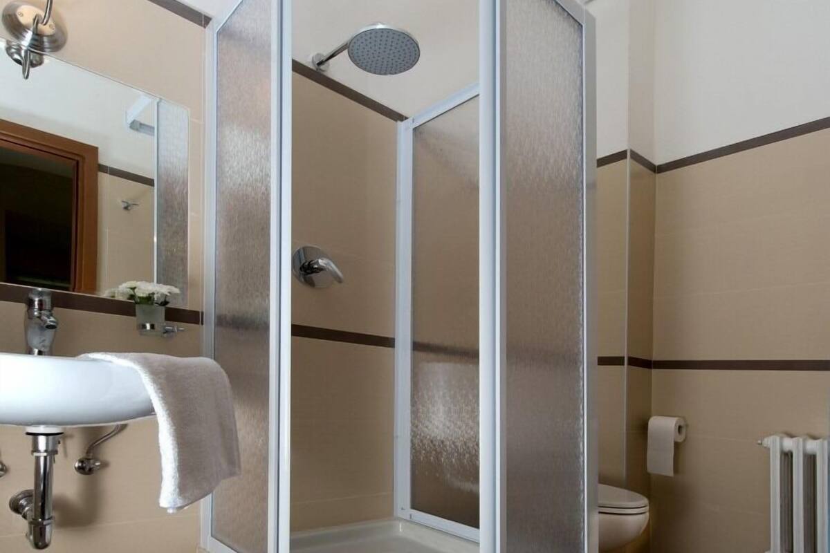 Quarto solteiro clássico | Banheiro | Chuveiro, secador de cabelo