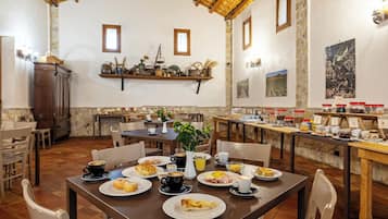 TĂ€gliches inbegriffenes FrĂŒhstĂŒcksbuffet