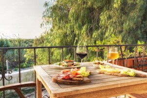 Se sirven almuerzos y cenas, cocina local